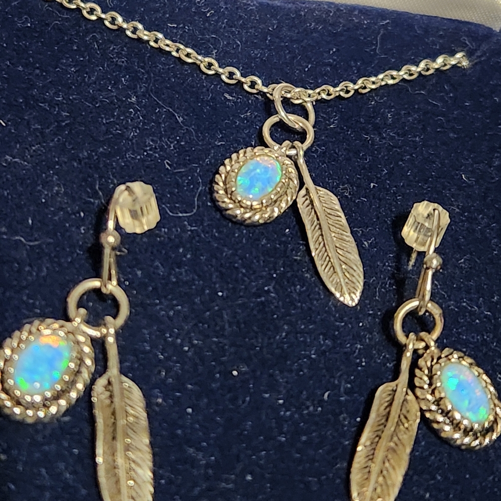 Montana Silversmith's Opal necklace and earrings set. - Picture 6 of 6